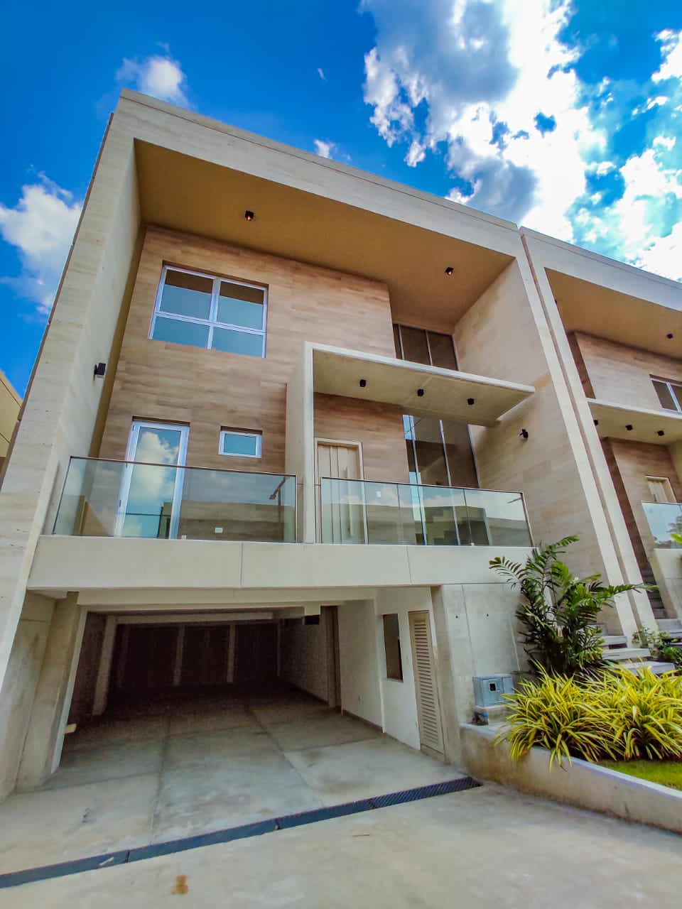 Modern and Spacious Townhouse in Guataparo